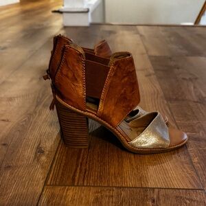 Sofft Womens Brown Metallic Gold Leather Stacked Heels Pumps Size 7.5 M Open Toe